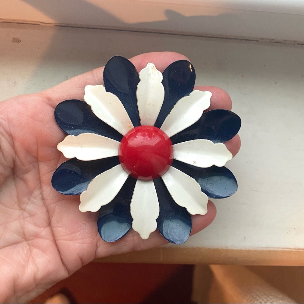 Vintage Americana floral pin - Picture 2 of 8